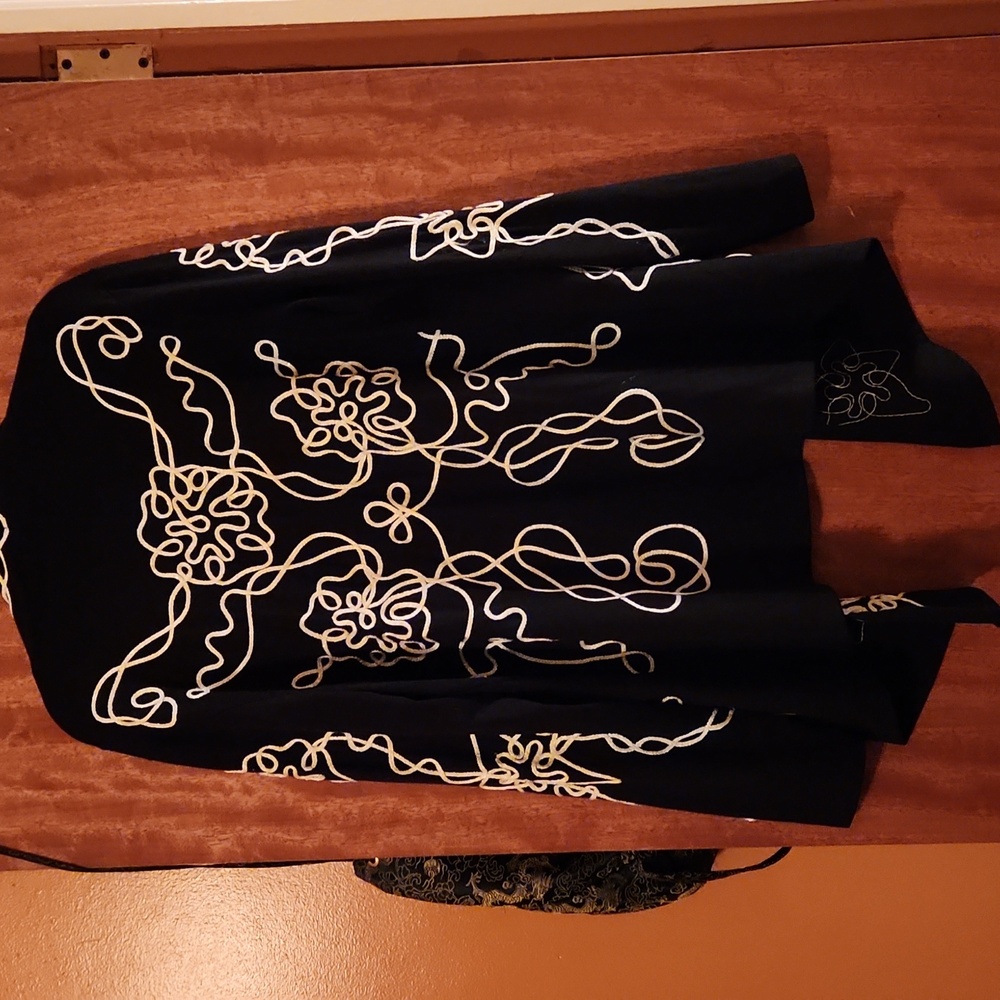 Elegant Black and White Floral Women's Cardigan - Picture 5 of 9